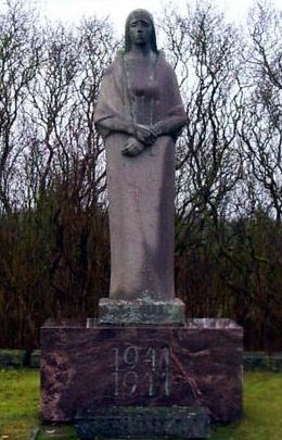 п. Линнусе, Мухуская волость. Памятник на братской могиле советских воинов, погибших в годы войны