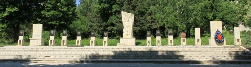 г. Фалешты. Памятник воинам, погибшим в годы Великой Отечественной войны