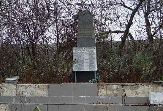 с. Михайловка Харьковского р-на. Памятник установлен на братской могиле, в которой похоронено 57 советских воинов