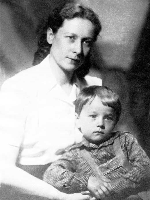 Жена Абакумова Антонина с сыном