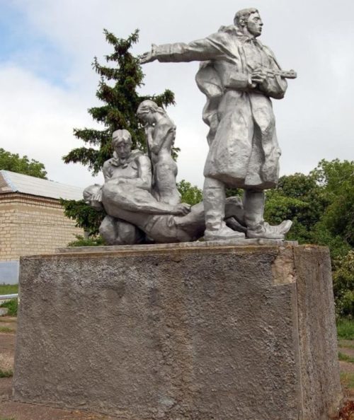 с. Григорьевка Каушанского р-на. Скульптурная группа мемориала, установленного на братской могиле, в которой похоронено 38 воинов
