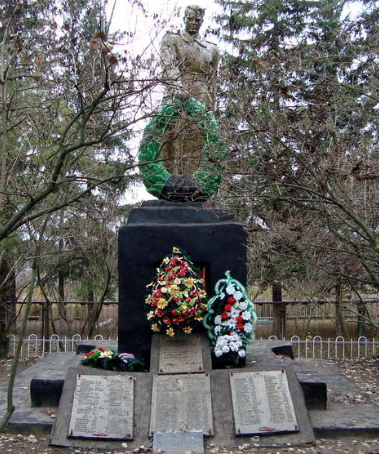 с. Перемога Харьковского р-на. Памятник на братской могиле, в которой похоронено 178 советских воинов, погибших в годы войны
