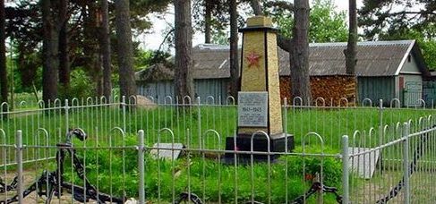 г. Локса. Памятник на братской могиле советских воинов