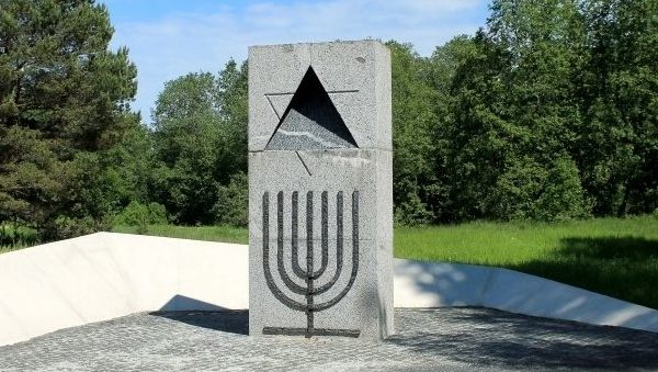 Памятник погибшим евреям на мемориале