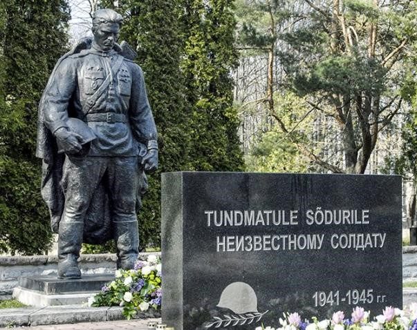 Памятник воину освободителю и стела Неизвестному солдату