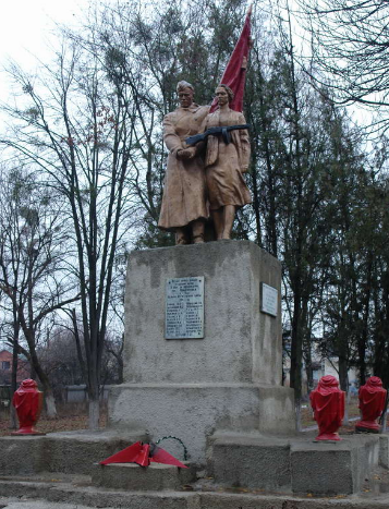 п. Покотиловка Харьковского р-на. Памятник установлен на братской могиле, в которой похоронено 118 воинов, погибших при освобождении села в 1943 года