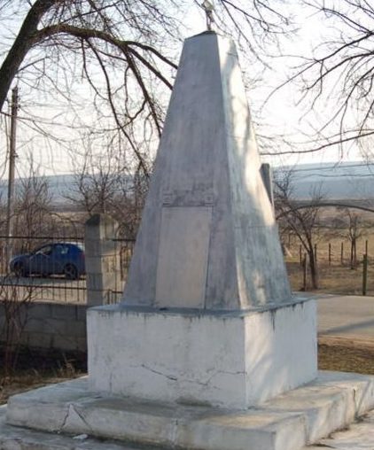 с. Первомайск Каушанского р-на. Памятник на братской могиле, в которой захоронено 29 воинов