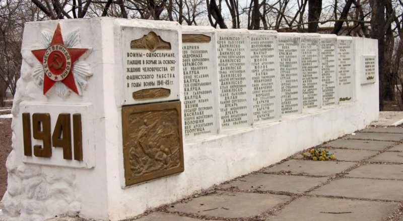 Стелы мемориала с именами погибших