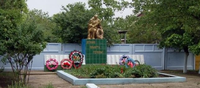 с. Грэдиница Штефан-Водского р-на. Памятник на братской могиле, в которой захоронено 457 воинов