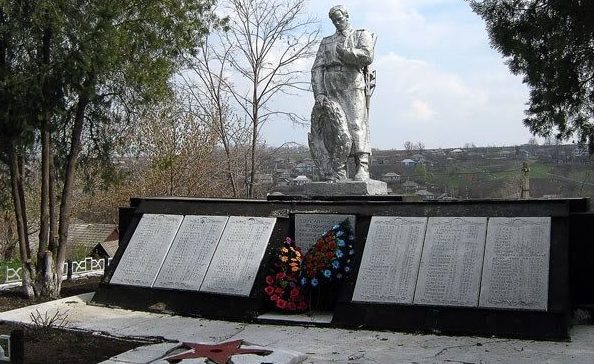 с. Мокра Рыбницкого р-на. Памятник, воинам, погибшим в годы Великой Отечественной войны