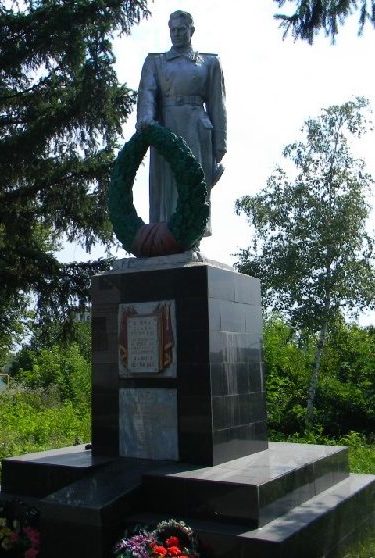 с. Ржавец Харьковского р-на. Памятник установлен на братской могиле, в которой похоронено 253 воина, погибших в боях за село