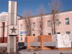. Семей. Памятник работникам кожно-механического объединения, которые погибли в годы Гражданской и Великой Отечественной войны, был установлен в 1975 году.