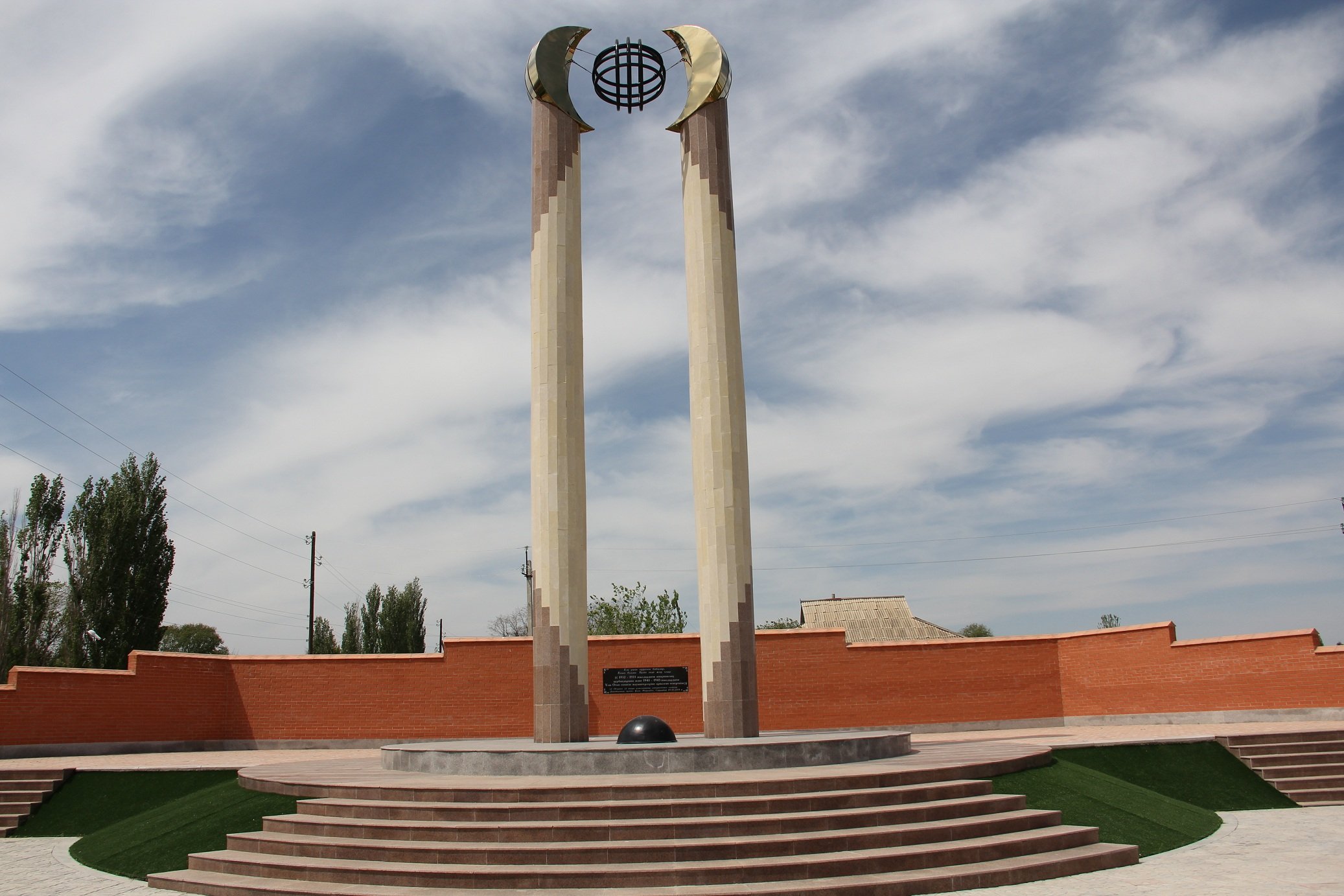 с. Жарлысу Рыскуловского р-на. Монумент воинам, погибшим во время Великой Отечественной войны, был открыт в 2015 году. Архитектор - Бахыт Сегизбаев.