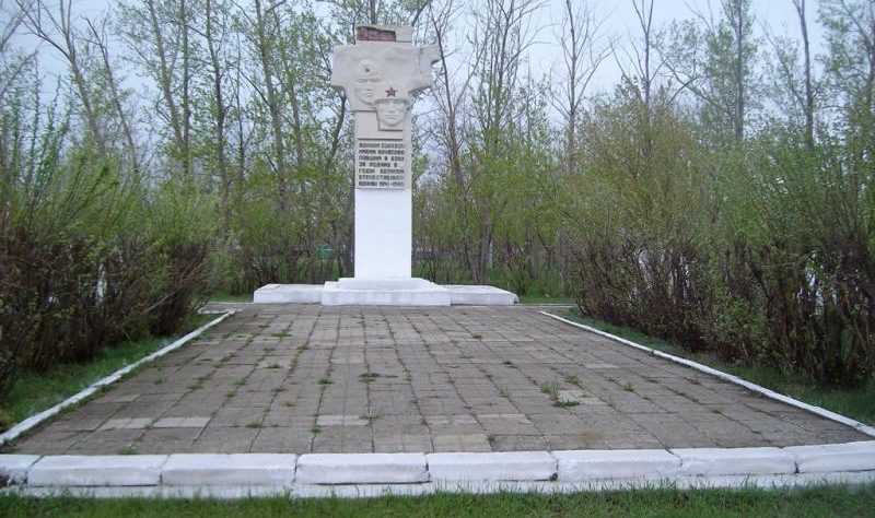 с. Павловка Тарановского р-на. Памятник воинам, погибшим в годы Великой Отечественной войны.