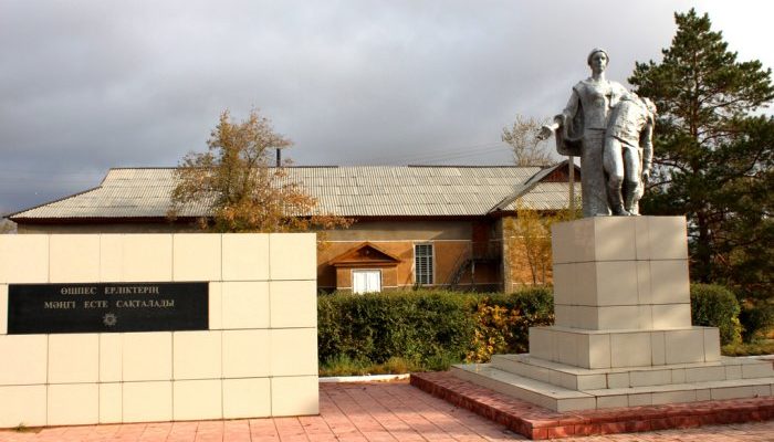 с. Актогай. Мемориал воинам, погибшим в годы Великой Отечественной войны, установленный в центральном парке Победы.