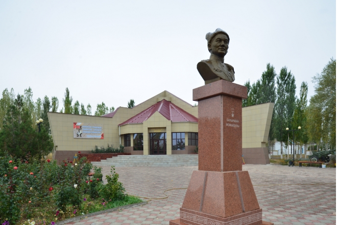 с. Кайракт Жуалынского р-на. Бюст Герою Советского Союза Бауржану Момышулы установлен по улице Абая у одноименного музея. 