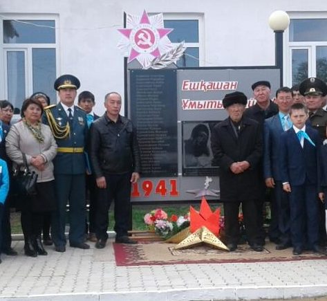 с. Актогай. Памятник воинам, павшим в годы Великой Отечественной войны, установленный возле школы.