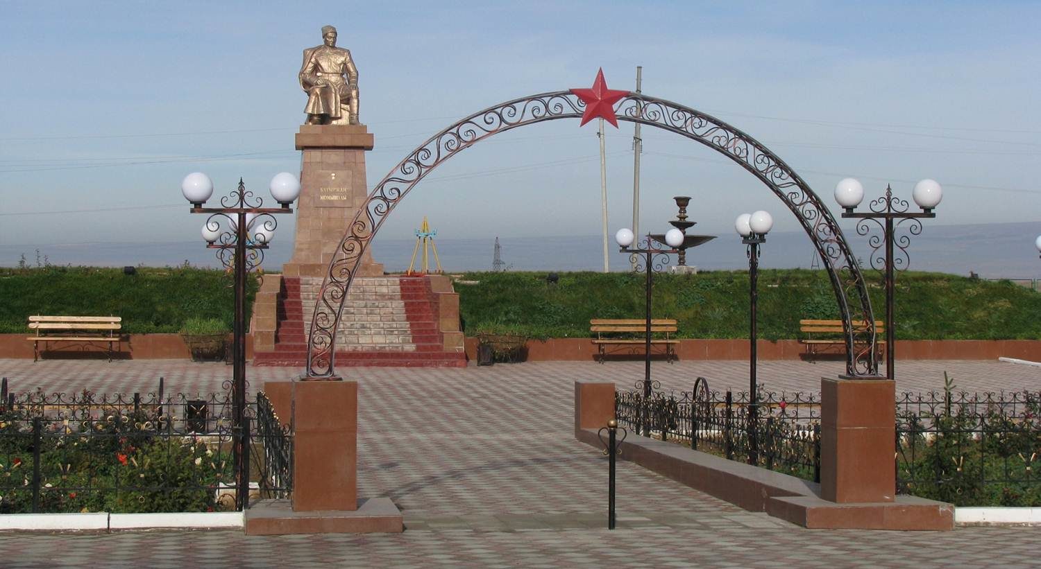 с. Момышулы Жуалынского р-на. Памятник Герою Советского Союза Бауыржана Момышулы.