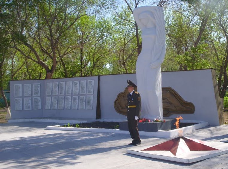 с. Аулиеколь. Памятник воинам, погибшим в годы Великой Отечественной войны.