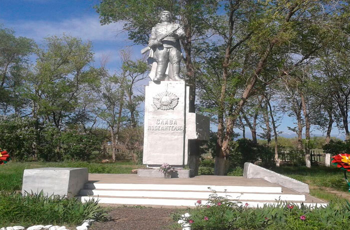 с. Науалы Урджарского р-на. Памятник воинам, погибшим в годы Великой Отечественной войны.