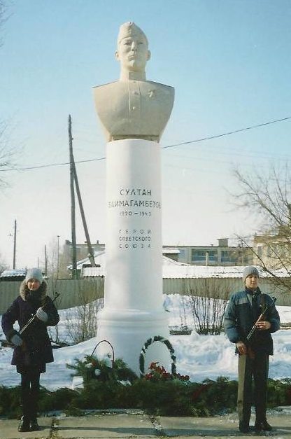 с. Аулиеколь. Памятник Герою Советского Союза Султану Баймагамбетову, установленному перед зданием школы.