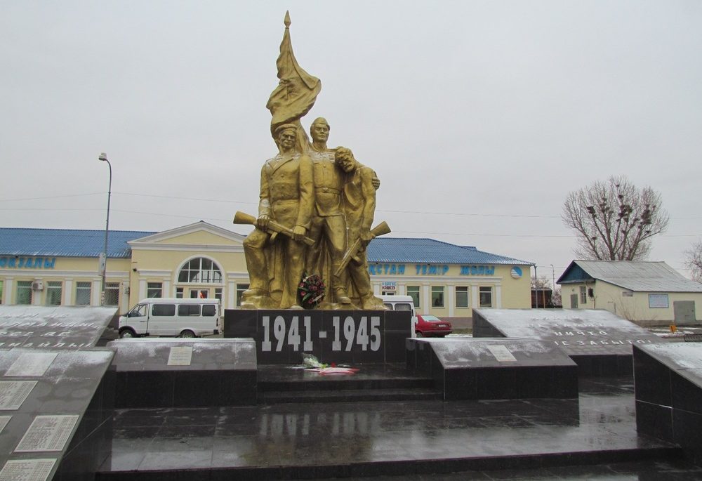 г. Аксай Бурлинского р-на. Памятник героям Великой Отечественной войны, установленный рядом с вокзальной станцией.