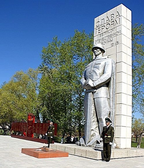 г. Булаево р-на Магжана Жумабаева. Мемориал на центральной площади воинам-землякам, не вернувшимся с войны.