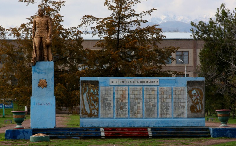 п. Мерке. Памятник воинам, погибшим в годы Великой Отечественной войны.