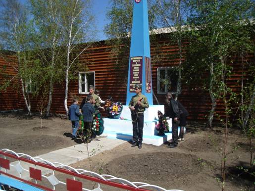 с. Есиль (Литвиновское) Осакаровского р-на. Обелиск воинам-замлякам, установленный в школьном дворе в школьном дворе в 1965 году.