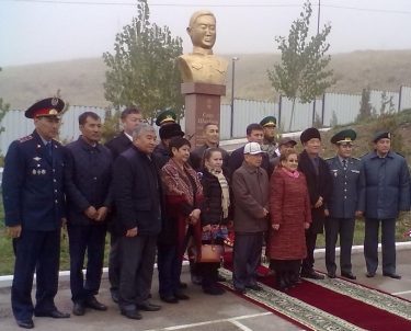 Войсковая часть 2035 ПС КНБ РК Меркенского р-на. Памятник Герою Советского Союза Саду Шакирову, в честь которого и была названа войсковая часть.