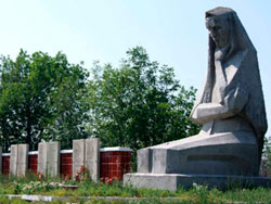 с. Большенарымское Катон-Карагайского р-на. Монумент «Скорбящая мать»
