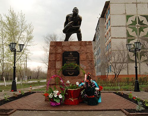 г. Житикара. Памятник Герою Советского Союза Истаю Ищанову, был открыт в 1968 году. В 2006 году его перенесли на бульвар «Абай жолы». Постамент высотой 2,5 метра, выполнен из бетона и кирпича.