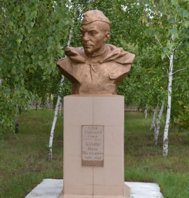 п. Железинка. Памятник Герою Советского Союза И.В.Бабину во дворе школы №2
