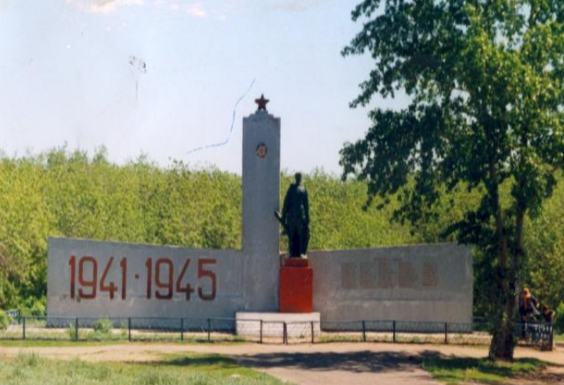 с. Голубовка Иртышского р-на. Памятник воинам, погибшим в годы Великой Отечественной войны, установленный в 1977 году.