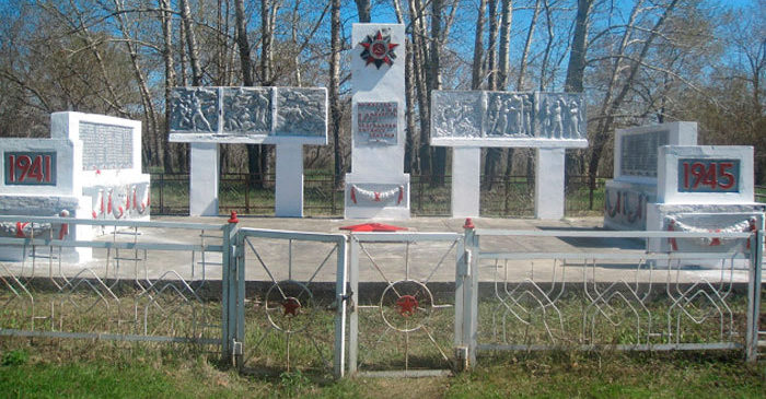 с. Тройницкое Уланского р-на. Памятник воинам, погибшим в годы Великой Отечественной войны.