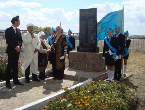 с. Жанакала Бухар-Жырауского р-на. Памятник ветеранам Великой Отечественной Войны, открытый в 2015 году.