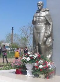 г. Павлодар. Памятник «Одинокий солдат», установлен на Аллее Славы в парке Победы в 2005 году в память о выпускниках школы №108, погибших в годы войны.