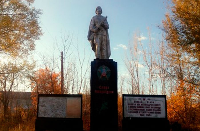 с. Баркытбел Урджарского р-на. Памятник воинам, павшим в Великой Отечественной войне.