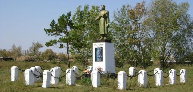 с. Ивановка Качирского р-на. Памятник Победы.