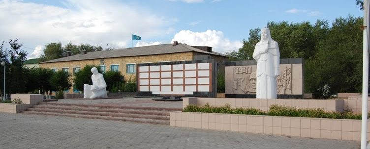 п. Атасу Жанааркинского р-на. Монумент Славы.