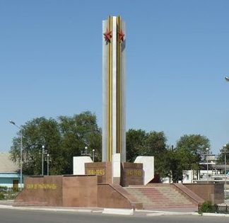 г. Шу. Монумент Победы на привокзальной площади рядом с больницей.