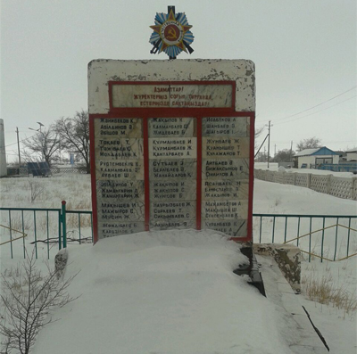 с. Борсенгир Улытауского р-на. Памятник воинам, погибшим в Великой Отечественной войне, установленный возле школы в 1995 году.