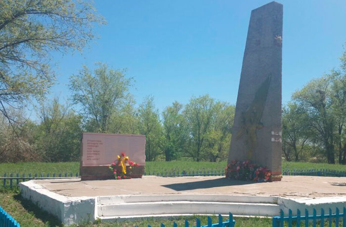 с. Елтай Урджарского р-на. Памятник воинам, погибшим в годы Великой Отечественной войны.