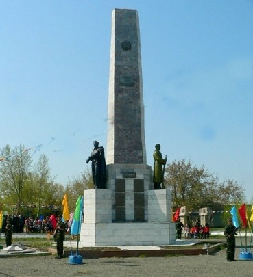 с. Успенка. Мемориал Славы, высотой 16 м, установлен в 1968 году на центральной площади села. Автор проекта - Лопатин И.П.