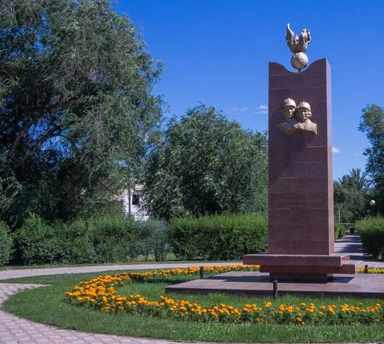 г. Уральск. Памятник журналистам-участникам войны, установленный в 2010 году.