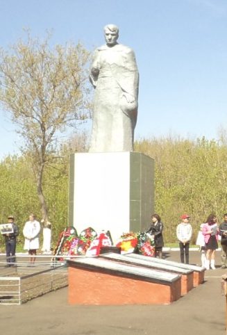с. Чистополье р-на им. Габита Мусрепова. Памятник воинам, погибшим в годы Великой Отечественной войны.