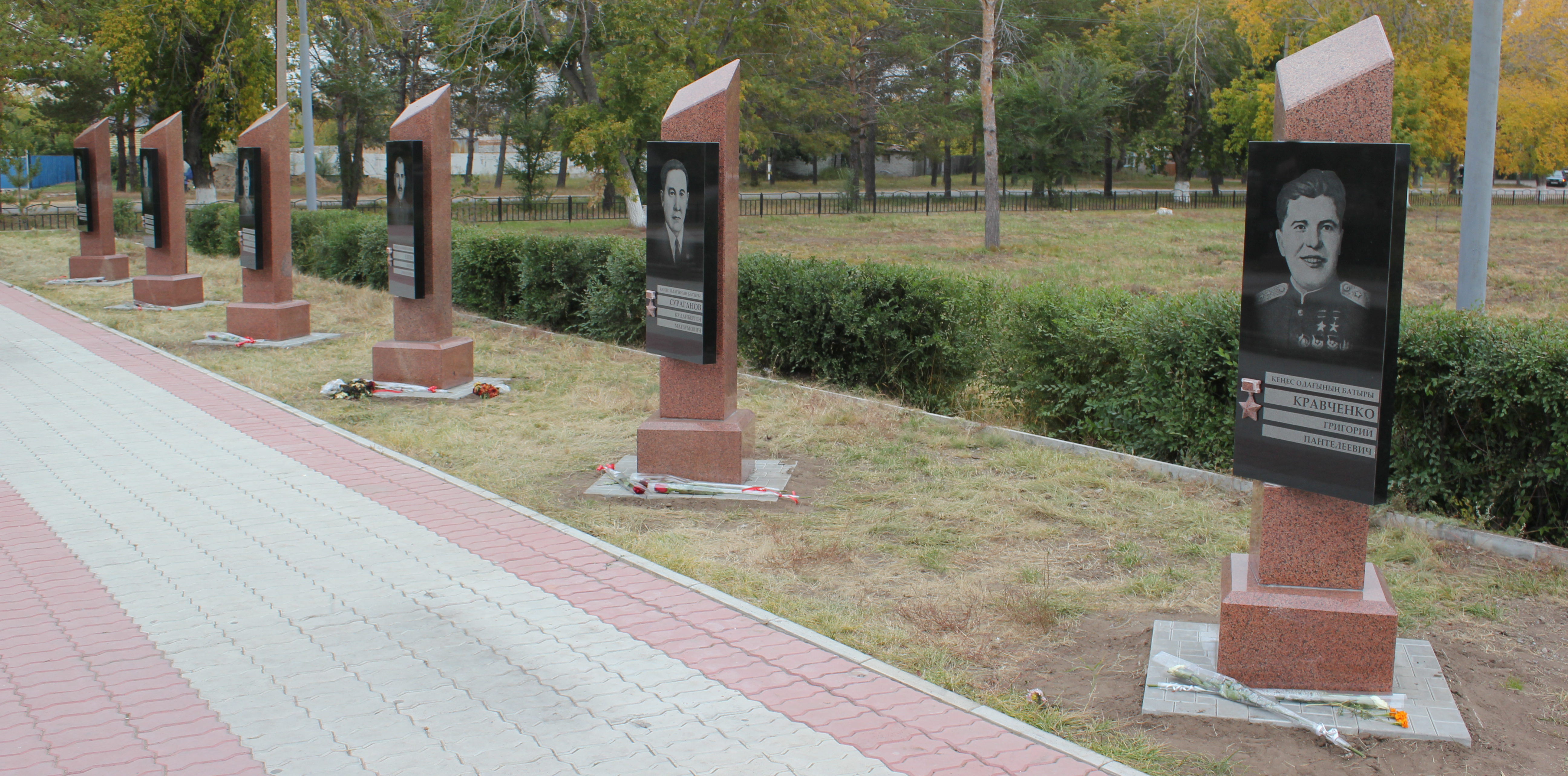 . Теренколь Качирского р-на. Алея героев в парке Победы была открыта в 2014 году.
