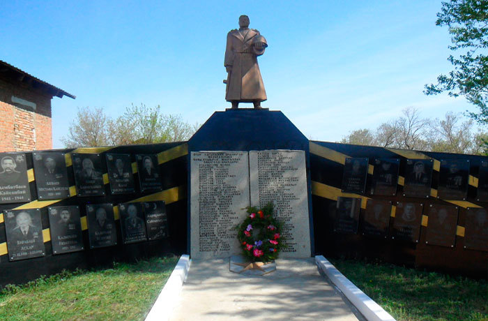 с. Баяш Уланского р-на. Памятник воинам, погибшим в годы Великой Отечественной войны.