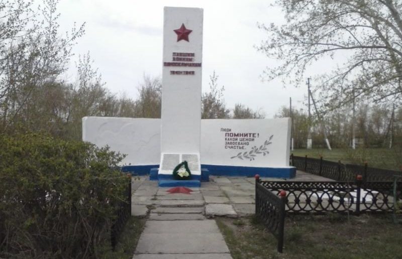 п. Набережный Тарановского р-на. Памятник воинам, павшим в годы Великой Отечественной войны.