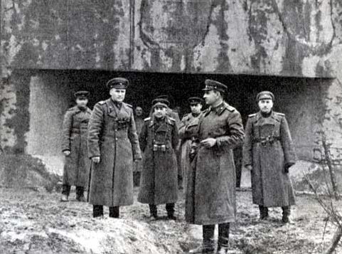 Командующий 1-й гвардейской армией генерал-полковник А.А. Гречко (в центре) с офицерами штаба армии на линии Арпада. 1944 г.